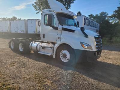 Freightliner Cascadia 126 Day Cab Truck - 435HP, 12 Speed Automatic