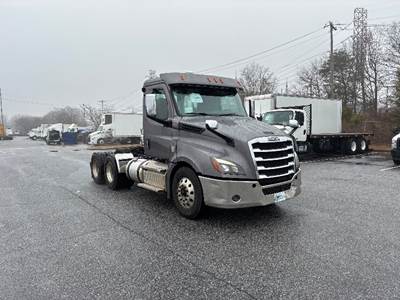 Freightliner Cascadia 126 Day Cab Truck - 470HP, 12 Speed Automatic