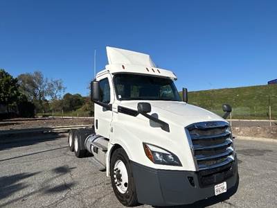 Freightliner Cascadia 126 Day Cab Truck - 435HP, 12 Speed Automatic