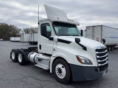 Freightliner Cascadia 126 Day Cab Truck - 435HP, 12 Speed Automatic