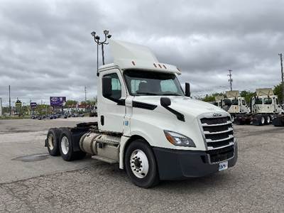 Freightliner Cascadia 126 Day Cab Truck - 435HP, 12 Speed Automatic