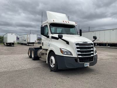 Freightliner Cascadia 126 Day Cab Truck - 435HP, 12 Speed Automatic