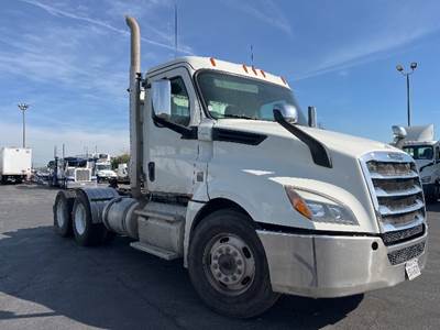 Freightliner Cascadia 126 Day Cab Truck - Cummins 500HP, 13 Speed Automatic
