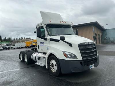 Freightliner Cascadia 126 Day Cab Truck - Cummins 400HP, 13 Speed Automatic