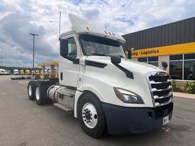 Freightliner Cascadia 126 Day Cab Truck - 435HP, 12 Speed Automatic