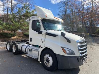 Freightliner Cascadia 126 Day Cab Truck - 435HP, 12 Speed Automatic