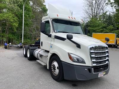 Freightliner Cascadia 126 Day Cab Truck - 435HP, 12 Speed Automatic