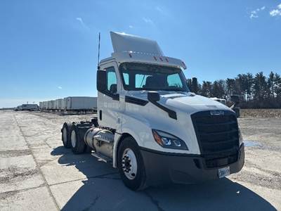 Freightliner Cascadia 126 Day Cab Truck - Cummins 400HP, 13 Speed Automatic