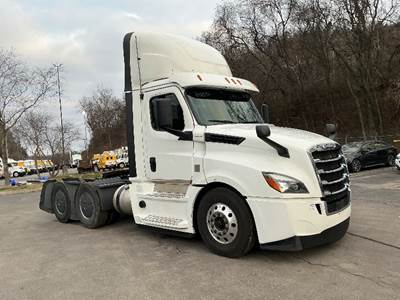 Freightliner Cascadia 126 Day Cab Truck - 455HP, 12 Speed Automatic