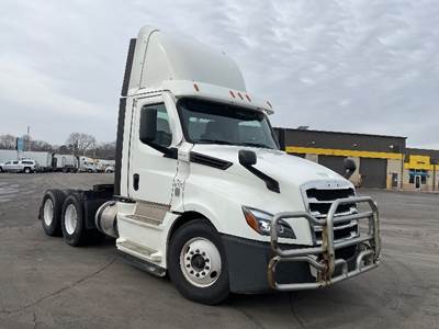 Freightliner Cascadia 126 Day Cab Truck - 455HP, 12 Speed Automatic