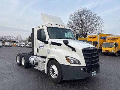Freightliner Cascadia 126 Day Cab Truck - 435HP, 12 Speed Automatic