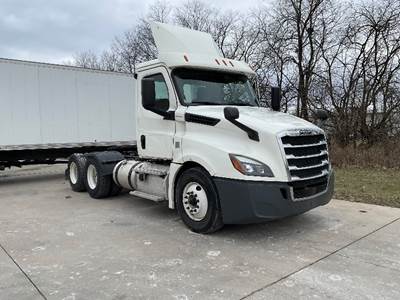 Freightliner Cascadia 126 Day Cab Truck - 435HP, 12 Speed Automatic