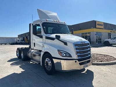 Freightliner Cascadia 126 Day Cab Truck - 450HP, 12 Speed Automatic