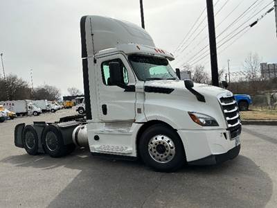Freightliner Cascadia 126 Day Cab Truck - 455HP, 12 Speed Automatic