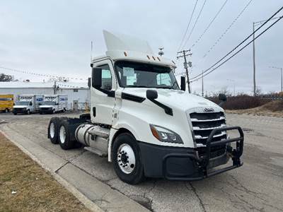 Freightliner Cascadia 126 Day Cab Truck - 435HP, 12 Speed Automatic