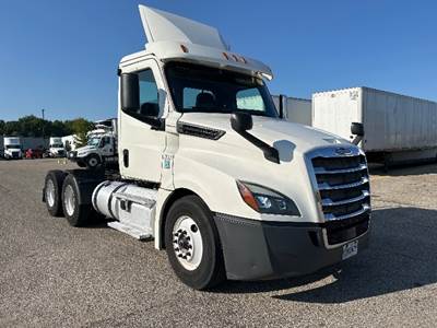 Freightliner Cascadia 126 Day Cab Truck - 435HP, 12 Speed Automatic