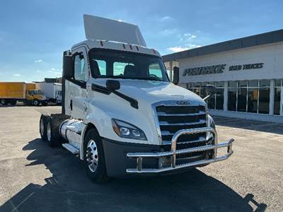 Freightliner Cascadia 126 Day Cab Truck - 450HP, 12 Speed Automatic