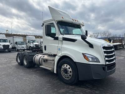 Freightliner Cascadia 126 Day Cab Truck - 435HP, 12 Speed Automatic