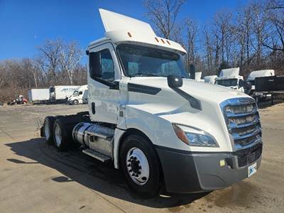 Freightliner Cascadia 126 Day Cab Truck - 435HP, 12 Speed Automatic