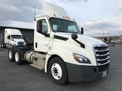 Freightliner Cascadia 126 Day Cab Truck - 450HP, 12 Speed Automatic
