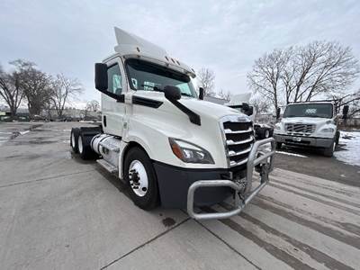 Freightliner Cascadia 126 Day Cab Truck - 435HP, 12 Speed Automatic