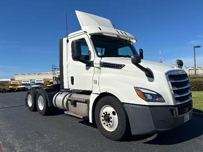 Freightliner Cascadia 126 Day Cab Truck - 435HP, 12 Speed Automatic