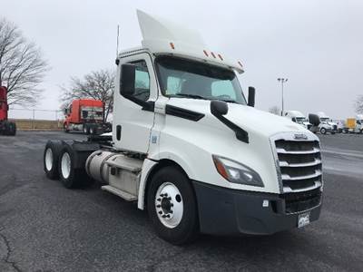 Freightliner Cascadia 126 Day Cab Truck - 435HP, 12 Speed Automatic