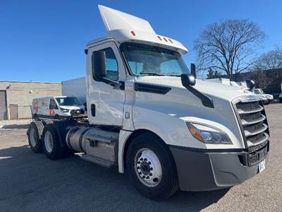 Freightliner Cascadia 126 Day Cab Truck - Cummins 400HP, 13 Speed Automatic