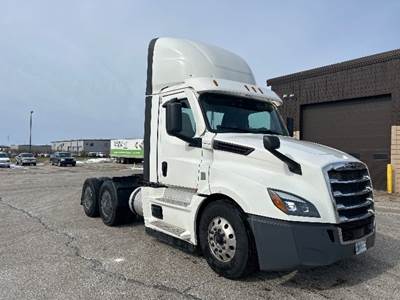 Freightliner Cascadia 126 Day Cab Truck - 400HP, 12 Speed Automatic