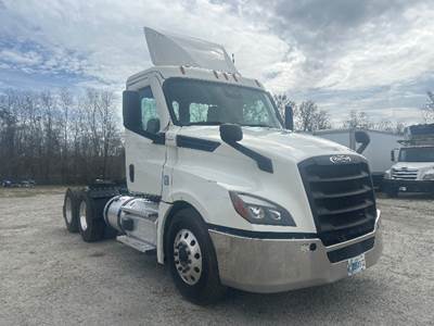 Freightliner Cascadia 126 Day Cab Truck - 435HP, 12 Speed Automatic