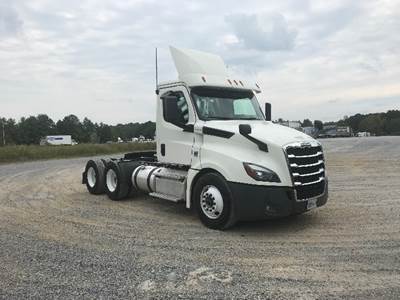 Freightliner Cascadia 126 Day Cab Truck - 455HP, 10 Speed Manual