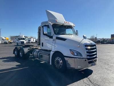 Freightliner Cascadia 126 Day Cab Truck - 435HP, 12 Speed Automatic