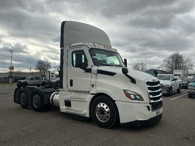 Freightliner Cascadia 126 Day Cab Truck - 450HP, 12 Speed Automatic