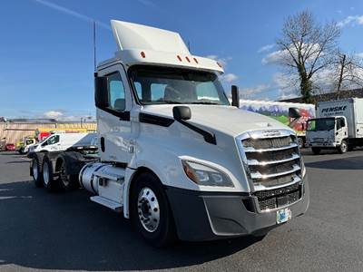 Freightliner Cascadia 126 Day Cab Truck - 450HP, 12 Speed Automatic