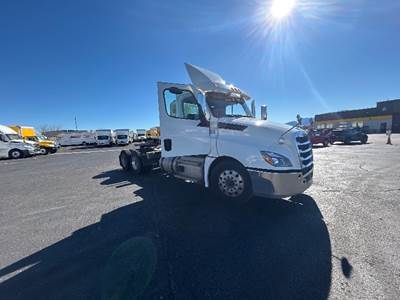 Freightliner Cascadia 126 Day Cab Truck - 435HP, 12 Speed Automatic