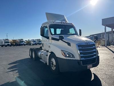 Freightliner Cascadia 126 Day Cab Truck - 435HP, 12 Speed Automatic