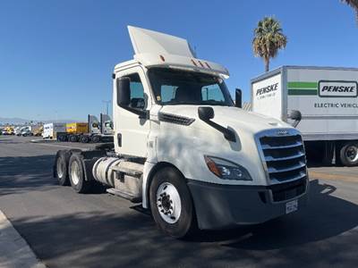 Freightliner Cascadia 126 Day Cab Truck - 435HP, 12 Speed Automatic