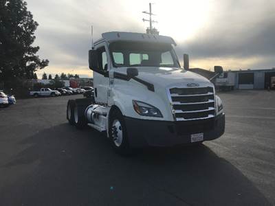 Freightliner Cascadia 126 Day Cab Truck - 435HP, 12 Speed Automatic
