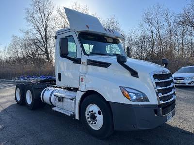 Freightliner T12664ST Day Cab Truck - 435HP, 12 Speed Automatic