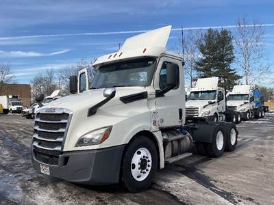 Freightliner Cascadia 126 Day Cab Truck - 435HP, 12 Speed Automatic