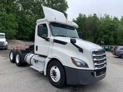 Freightliner Cascadia 126 Day Cab Truck - 435HP, 12 Speed Automatic