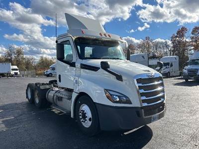 Freightliner Cascadia 126 Day Cab Truck - 435HP, 12 Speed Automatic