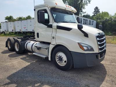 Freightliner Cascadia 126 Day Cab Truck - 435HP, 12 Speed Automatic