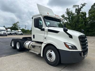 Freightliner Cascadia 126 Day Cab Truck - 435HP, 12 Speed Automatic