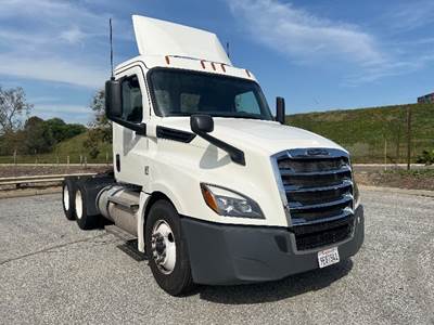 Freightliner Cascadia 126 Day Cab Truck - 435HP, 10 Speed Manual