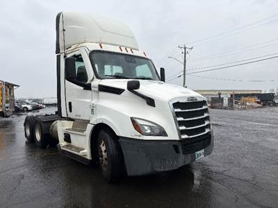 Freightliner Cascadia 126 Day Cab Truck - 455HP, 10 Speed Manual