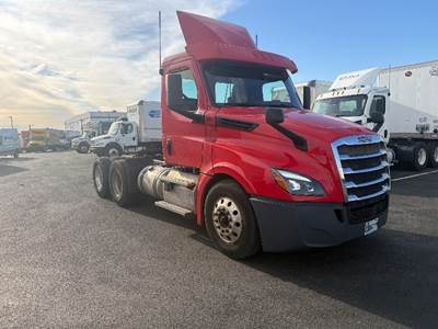 Freightliner Cascadia 126 Day Cab Truck - 435HP, 12 Speed Automatic