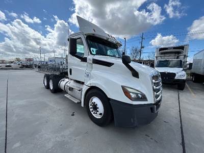 Freightliner Cascadia 126 Day Cab Truck - 435HP, 12 Speed Automatic