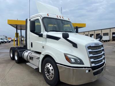 Freightliner Cascadia 126 Day Cab Truck - 450HP, 12 Speed Automatic