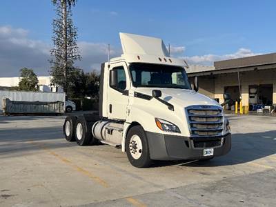 Freightliner Cascadia 126 Day Cab Truck - 435HP, 12 Speed Automatic